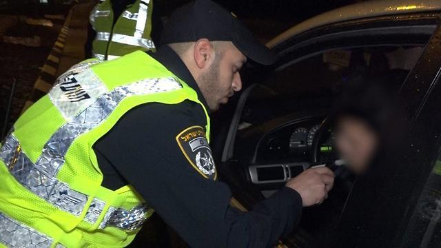 Проверка с помощью "Яншуфа". Фото: пресс-служба полиции