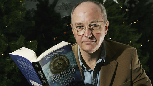 חומריו האפלים