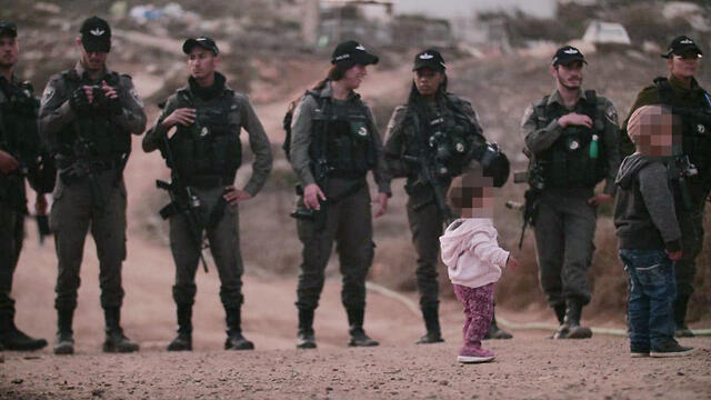 Troops enforcing military zone orders in the settlement of Yitzhar (Photo: Avraham Shapira) (צילום: אברהם שפירא) Troops enforcing military zone orders in the settlement of Yitzhar (Photo: Avraham Shapira)