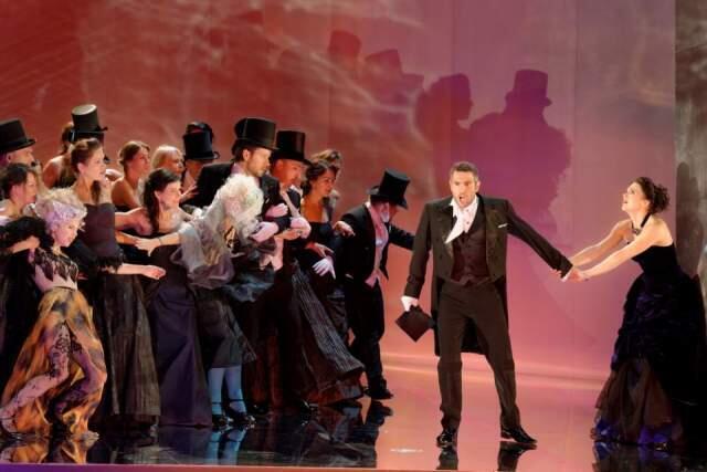 Сцена из оперы "Манон". Фото: Мартинас Алекса