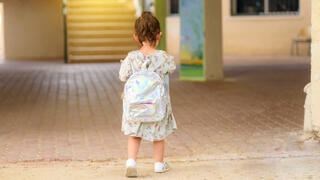 אילוס ילדה עם תיק הולכת ל גן ילדים