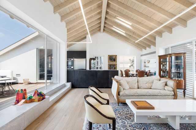 Гостиная бабушки и открытая кухня, где встречаются все домочадцы. Фото: Ширан Кармель