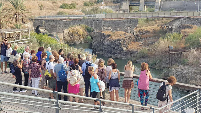 Israeli tourists visit Naharayim on Saturday as part of farewell tour (צילום: שי הדר, אתר נהריים) Israeli tourists visit Naharayim on Saturday as part of farewell tour