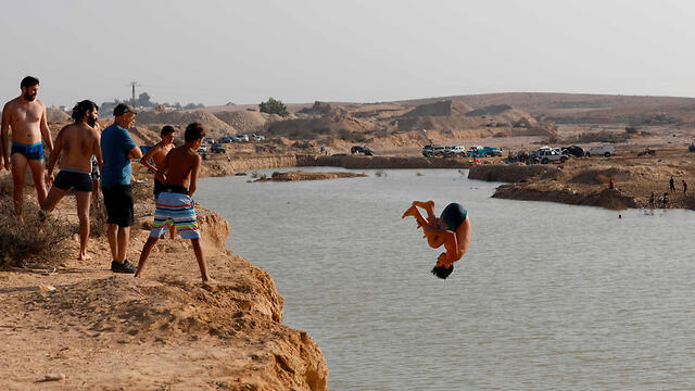Israeli tourists jump in the water at Nitzanei Sinai (צילום: AFP) Israeli tourists jump in the water at Nitzanei Sinai