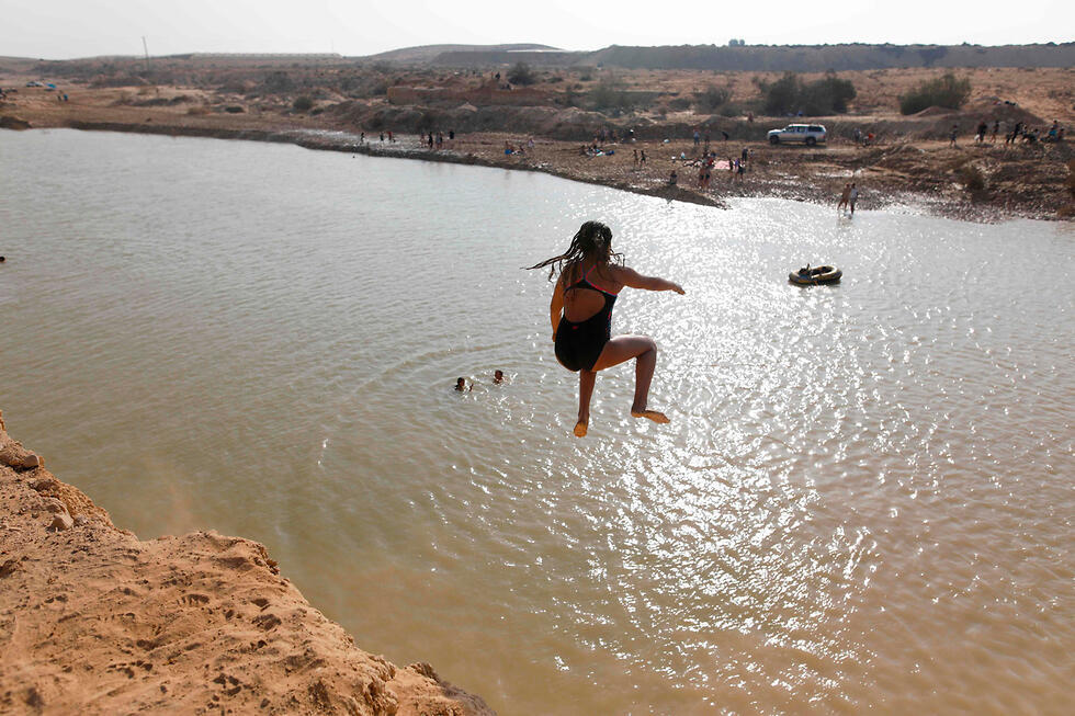 Israelis go swimming at Nitzanei Sinai in the Negev Desert (צילום: AFP) Israelis go swimming at Nitzanei Sinai in the Negev Desert