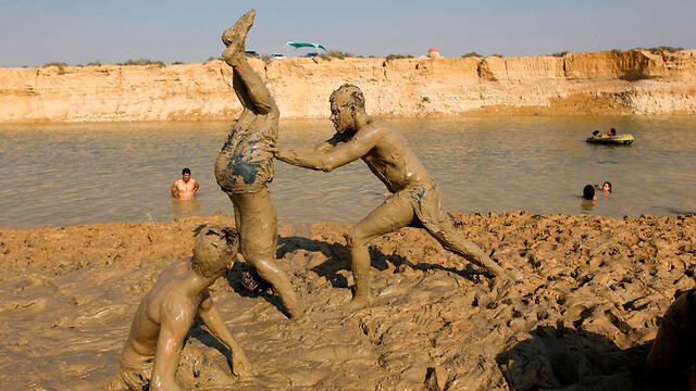 Israelis at Nitzanei Sinai in the Negev Desert (צילום: AFP) Israelis at Nitzanei Sinai in the Negev Desert