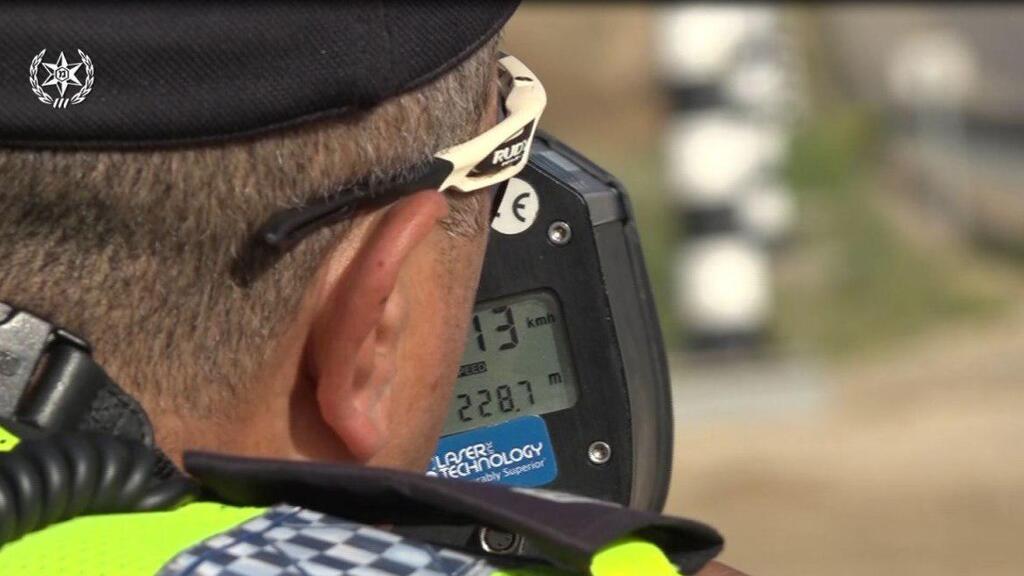 Полицейский с радаром скорости (Фото: полиция) אילוס משטרת תנועה