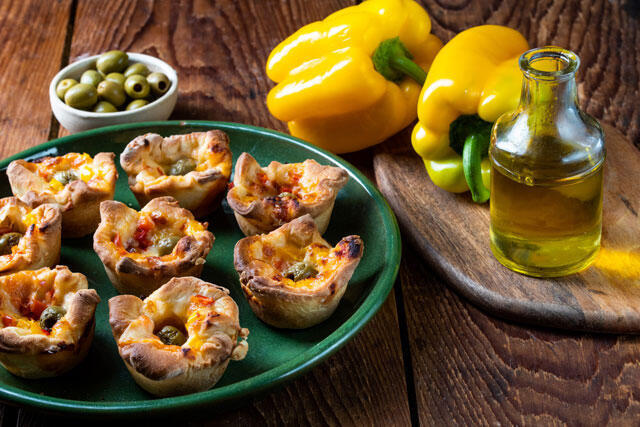 Мини-пицца с оливками. Фото: пресс-служба