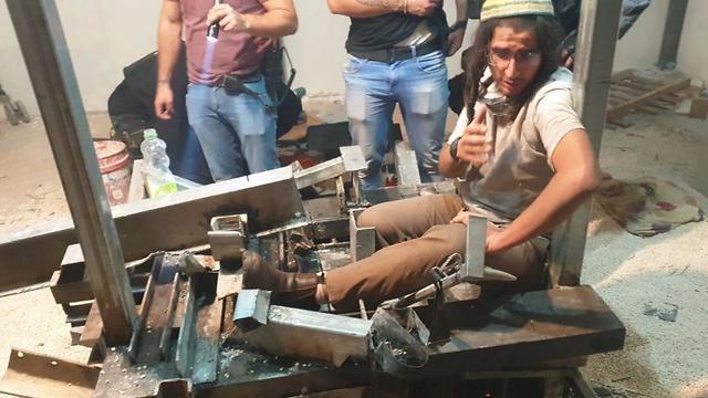 Neria Zarug locking himself in the metal device he built to evade arrest