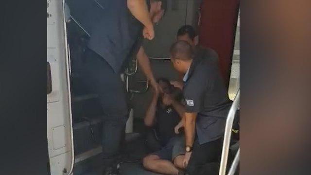 Задержание на площадке вагона. Фото: пресс-служба "Ракевет-Исраэль"