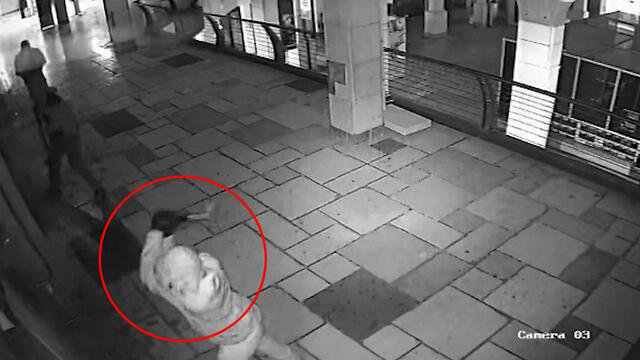 Преступник крушит витрину. Кадр видеозаписиnullnull Преступник крушит витрину. Кадр видеозаписи