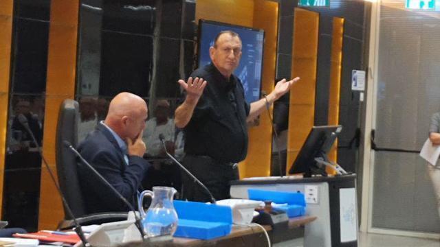  Мэр Тель-Авива Рон Хульдаи на заседании городского совета, утвердившего субботние маршруты