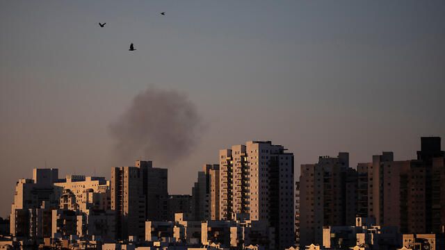 Iron Dome intercepts Gaza rockets over Ashkelon (צילום: רויטרס) Iron Dome intercepts Gaza rockets over Ashkelon