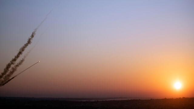 Rocket fire from Gaza after the killing of an Islamic Jihad commander (צילום: AP) Rocket fire from Gaza after the killing of an Islamic Jihad commander