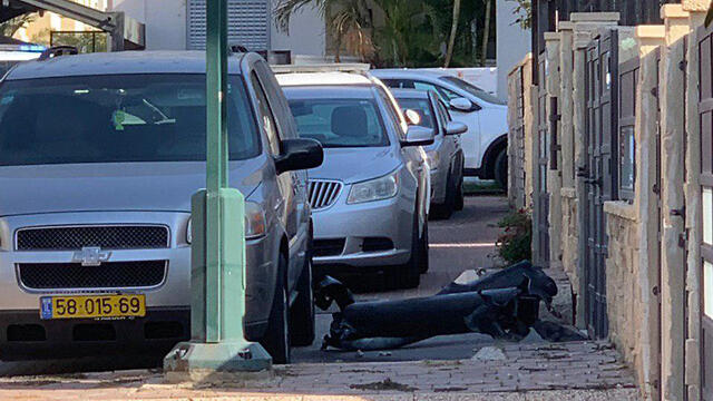 Rocket shrapnel in Rishon Lezion (צילום: רוני בוארון) Rocket shrapnel in Rishon Lezion