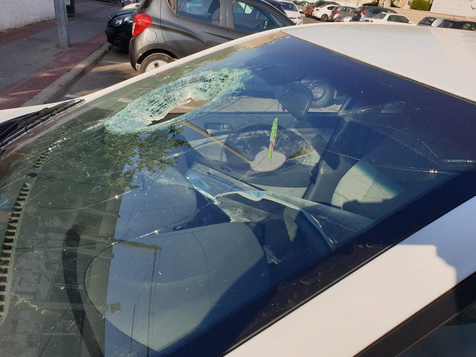 Поврежденная при обстреле машина в Ашдоде. Фото: Ури Сабах