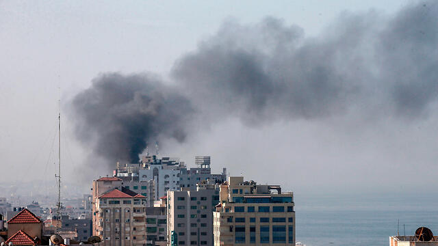 Smoke rises from a Gaza building hit by the IDF overnight, killing an Islamic Jihad commander (צילום: AFP) Smoke rises from a Gaza building hit by the IDF overnight, killing an Islamic Jihad commander