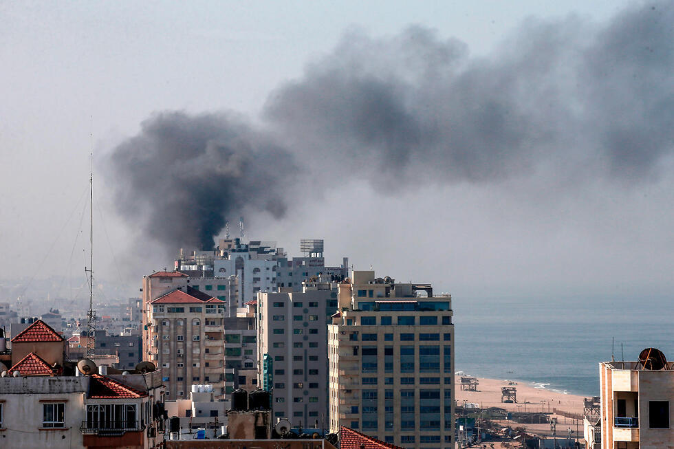 Smoke rises from a Gaza building hit by the IDF overnight, killing an Islamic Jihad commander (צילום: AFP) Smoke rises from a Gaza building hit by the IDF overnight, killing an Islamic Jihad commander