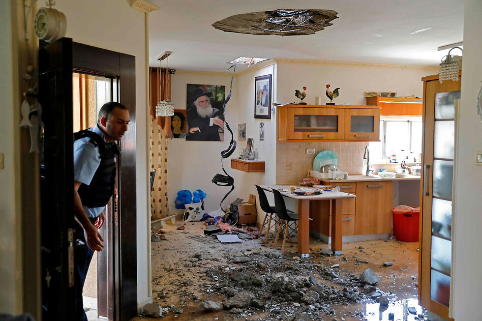 Дом в Нетивоте после прямого попадания ракеты. Фото: AFP