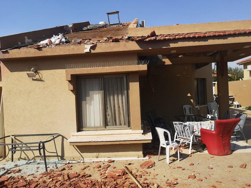 Дом в Нетивоте после прямого попадания ракеты. Фото: Хаим Хоренштейн