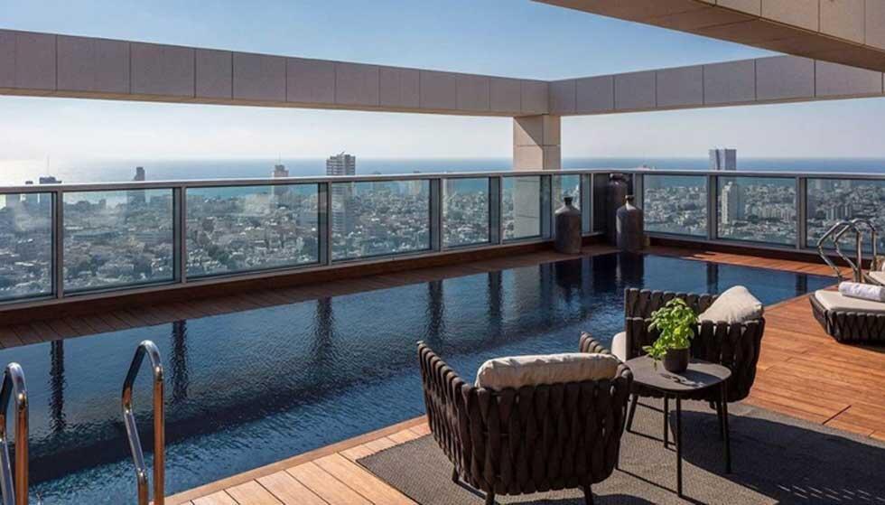 Большой бассейн с видом на город. Фото: Douglas Elliman (Фото: DOUGLAS ELLIMAN) Большой бассейн с видом на город. Фото: Douglas Elliman