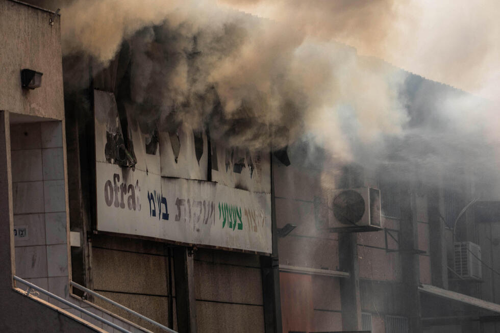 Прямое попадание ракеты в предприятие в Сдероте. Фото: MCT