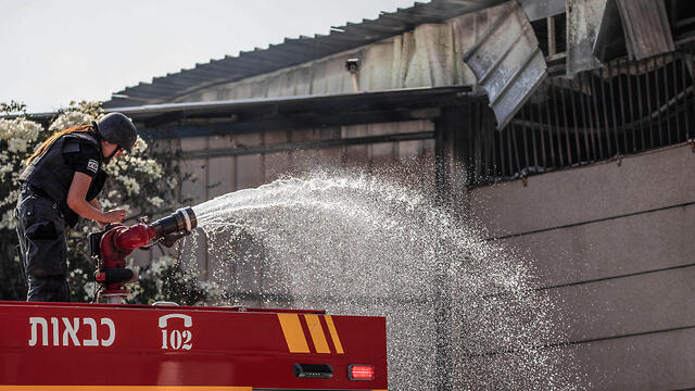 Пожарные возле горящего завода. Фото: MCT