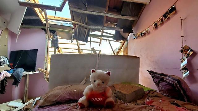 Damage to a Netivot home hit by a Gaza rocket (צילום: גדליה בלום) Damage to a Netivot home hit by a Gaza rocket