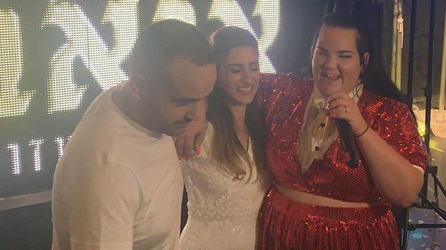 Нета Барзилай изумила жениха с невестой