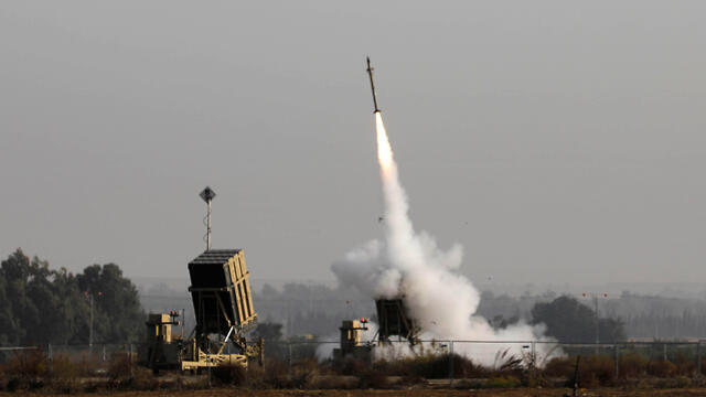 Iron Dome missile defense system intercepts rockets launched from Gaza (Photo: AFP) (צילום: AFP) Iron Dome missile defense system intercepts rockets launched from Gaza (Photo: AFP)