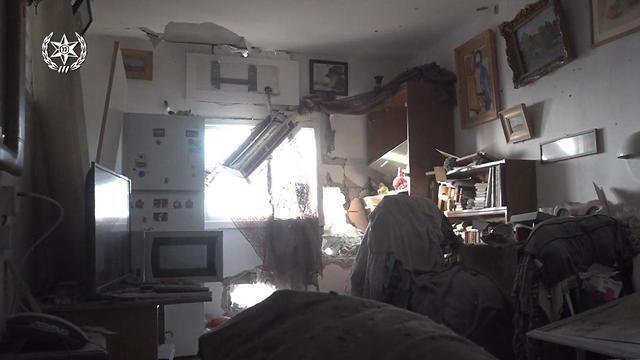 После прямого попадания ракеты в дом в Ашкелоне. Фото: пресс-служба полиции