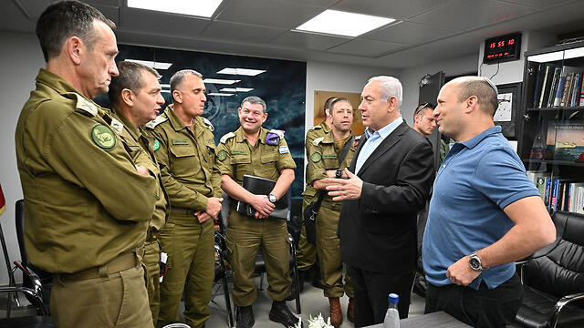 Биньямин Нетаниягу и Нафтали Беннет на совещании с командованием ЦАХАЛа. Фото: Ариэль Хермони, пресс-служба минобороны