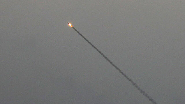 Ракета, выпущенная из сектора Газы. Фото: EPA