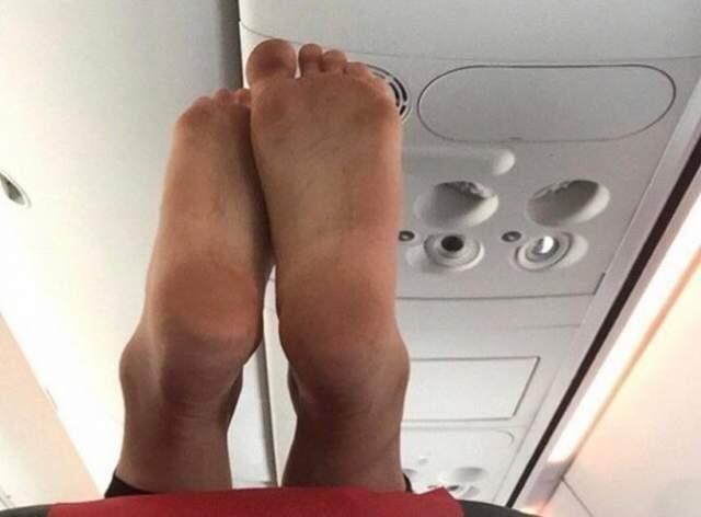 Ноги на подголовнике кресла в самолете. Фото: reddit / Addian4