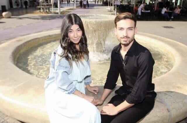 Таль и Исраэль на городской площади в Нетании. Фото: Асаф Фридман