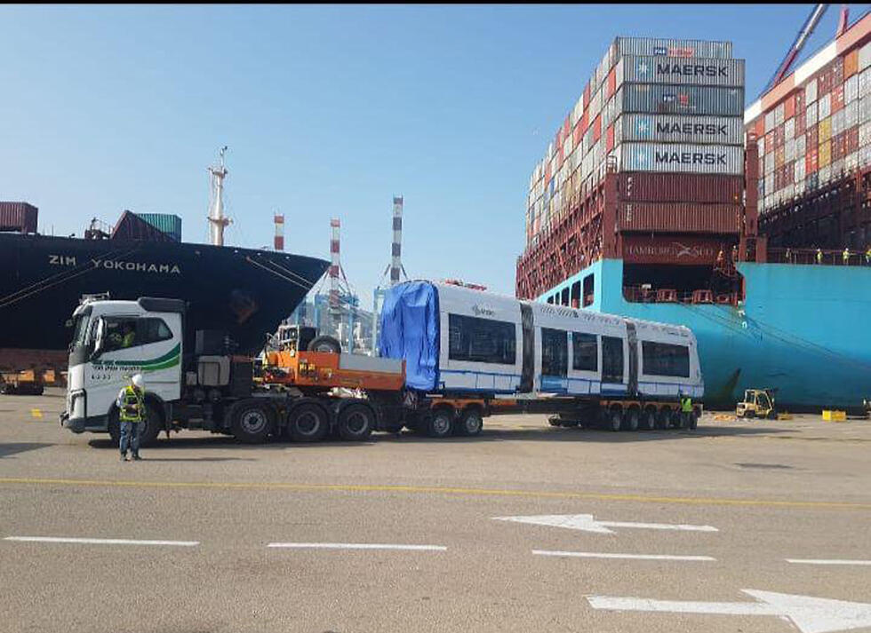 Вагоны метротрамвая в Хайфском порту