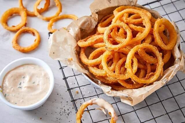 Луковые кольца на пивном кляре. Фото: Эфик Габай
