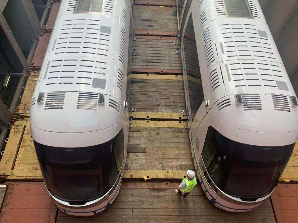 Вагоны метротрамвая в Хайфском порту