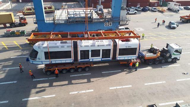 Вагоны метротрамвая в Хайфском порту