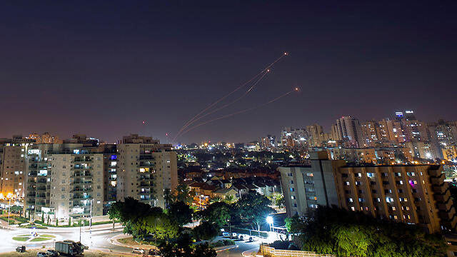 Iron Dome brings down rockets over Sderot on Thursday night (צילום: רויטרס) Iron Dome brings down rockets over Sderot on Thursday night