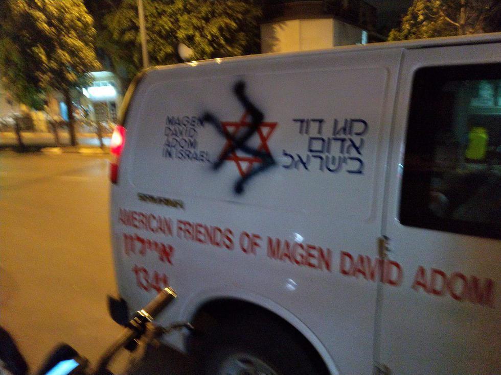  Свастика на амбулансе. Фото: МАДА