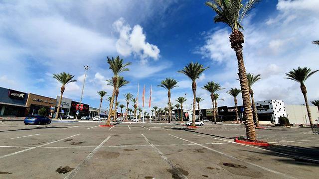 Be'er Sheva shopping center appears empty following rocket fire