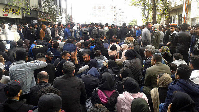 Демонстрация протеста в Исфахане (Иран). Фото: AP (צילום: AP) Демонстрация протеста в Исфахане (Иран). Фото: AP