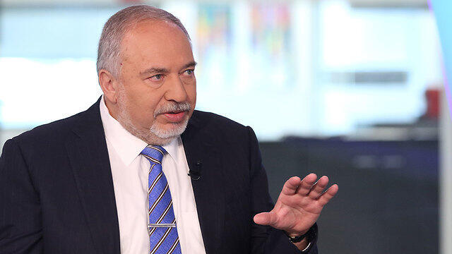 Авигдор Либерман в студии Ynet. Фото: Ави Муалем