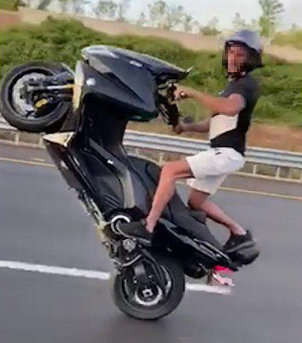 Мотоциклист на дорогеnullnull Мотоциклист на дороге