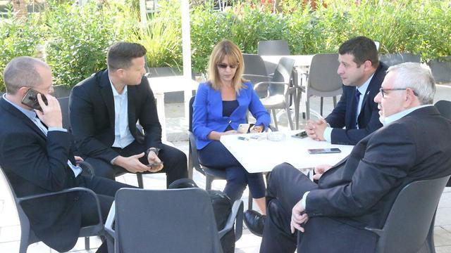 Переговорная команда НДИ в Кфар-Маккабия, 17 ноября. Фото: Моти Кимхи