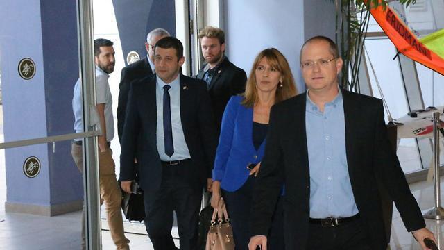 Одед Форер во главе переговорной группы НДИ, 17 ноября. Фото: Моти Кимхи