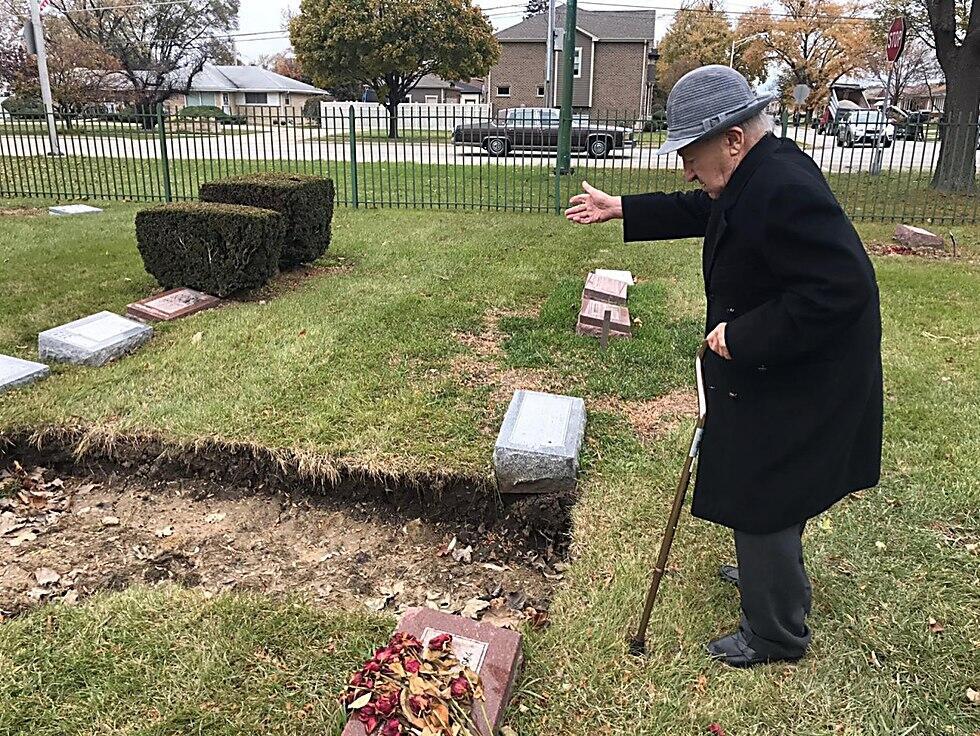 Michael Okunieff bids farewell to his wife at Chicago Jewish cemetery  (Photo: David Persiko)