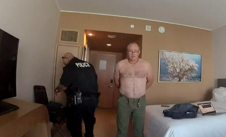 Летчик Эндрю Коллинз во время ареста. Фото: Marriott (Летчик Эндрю Коллинз во время ареста. Фото: Mariott) Летчик Эндрю Коллинз во время ареста. Фото: Marriott