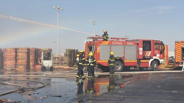 Пожар в промзоне Лехавим в Негеве. Фото: оперативная съемка Службы пожарной охраны